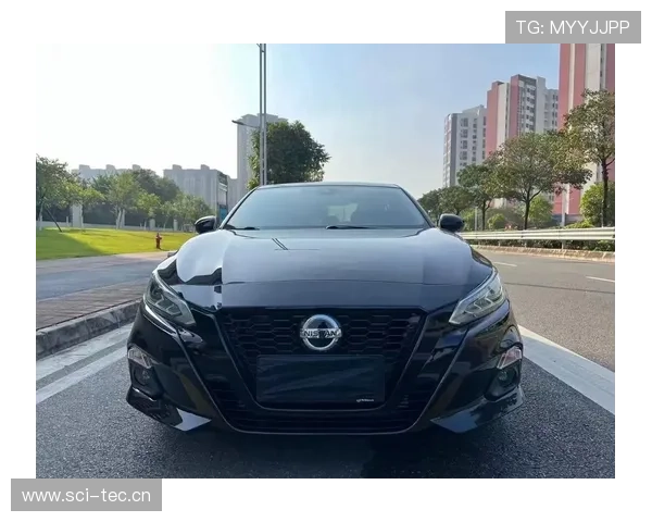 2.0T 243马力,兼顾性能与舒适,东风日产天籁“尚能饭否”?